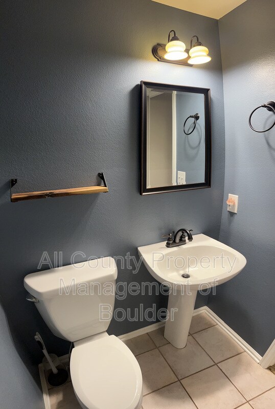 Building Photo - 1445 S Larkspur Ct