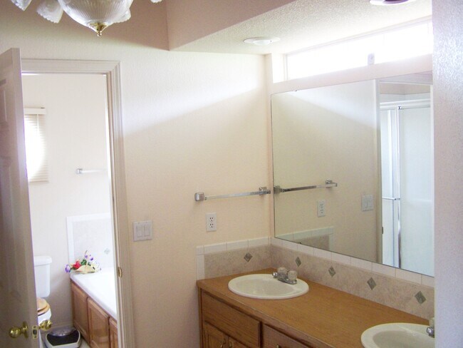 Building Photo - Beautiful 4 Bdrm/2.25 Bath Home With Split Bdrms.