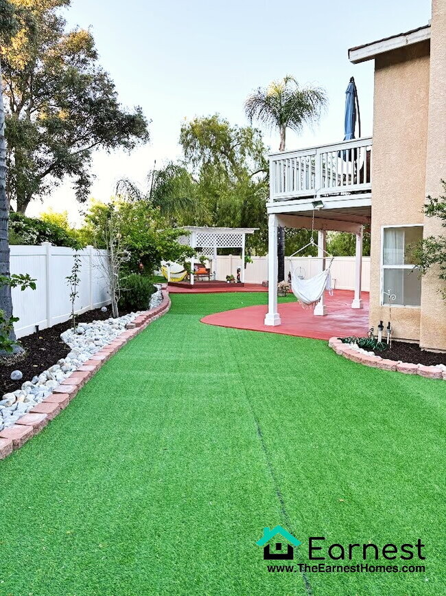 Building Photo - Charming 4-Bed/2.5-Bth Home in Prime Santa...