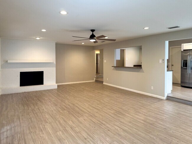 Building Photo - 4 Bedroom / 2 Bath / 2 Car Garage