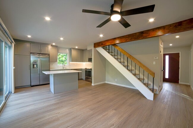 Building Photo - Newly Updated Two Story Home!