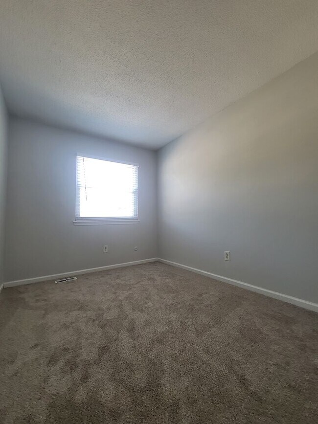 Building Photo - 4 bedroom 2.5 bathroom townhouse