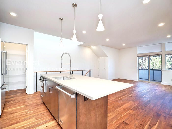 Building Photo - 2618 Eastlake Ave E