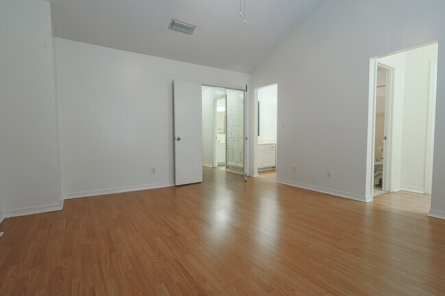 Building Photo - 10014 Stratmore Cir