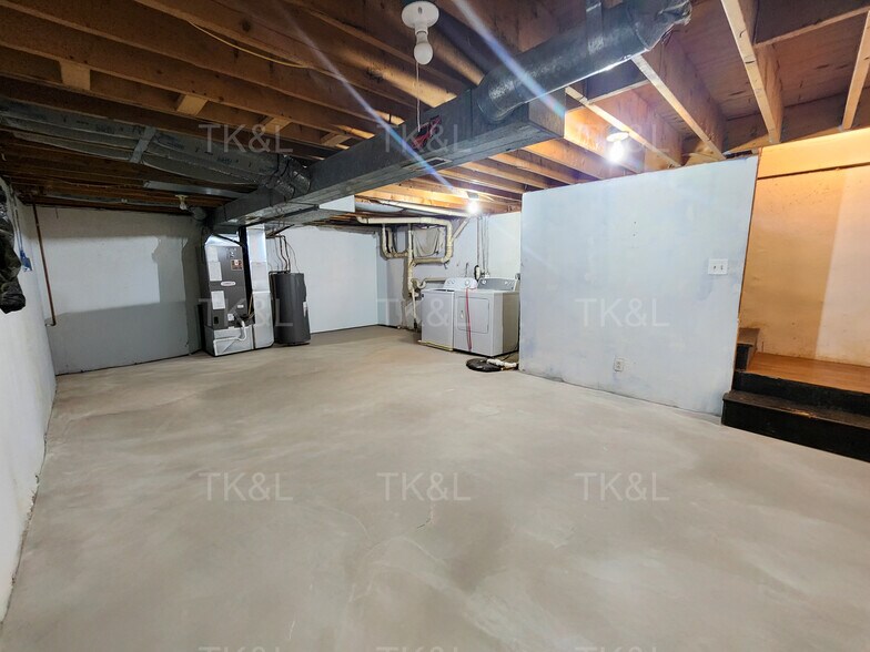 Building Photo - 805 W 4th St