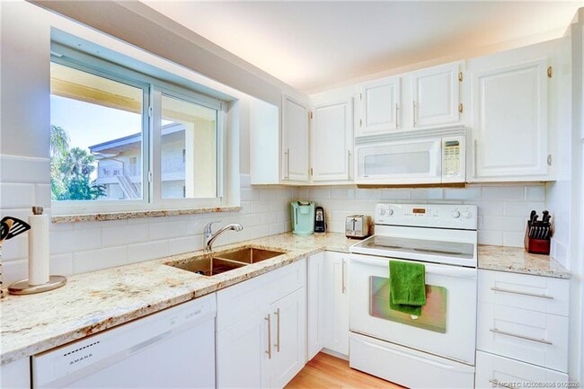 Building Photo - 2370 NE Ocean Blvd