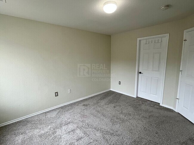 Building Photo - 3928 Riviera Grove