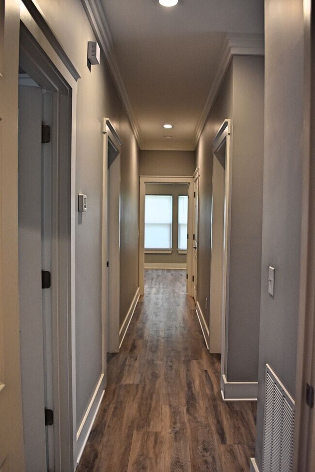 Building Photo - 10 Oakfield Dr N