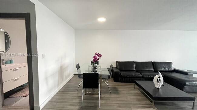 Building Photo - 800 Parkview Dr