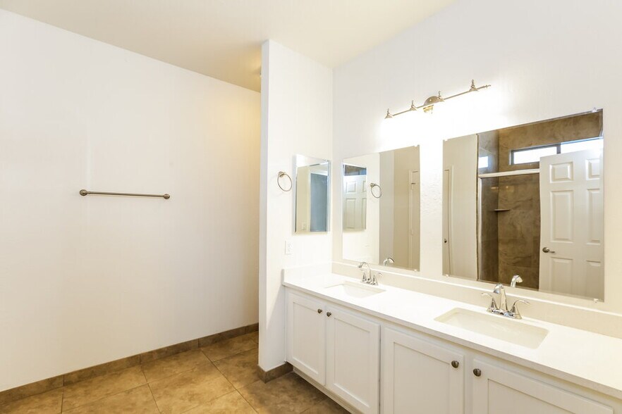 Building Photo - 3014 W Donner Dr