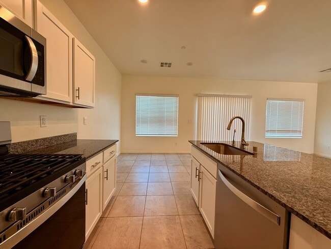 Building Photo - NEWLY UPGRADED 3 BED 2.5 BATH 2 CAR GARAGE...