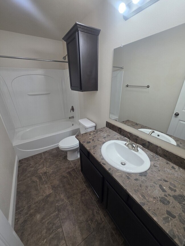 Building Photo - 3 bed 2 bath home with 2 car garage in Legends Park!