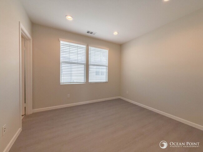 Building Photo - 3 Bedroom Condo for Rent in Oxnard by the ...