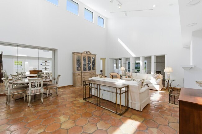 Building Photo - 3208 N Flagler Dr