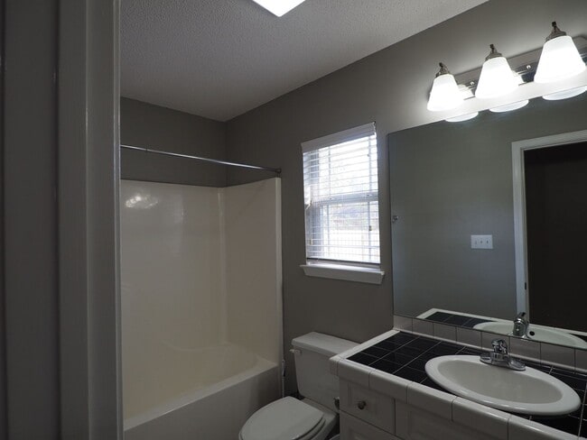 Building Photo - Gulf Shores Cottage close to park and schools!