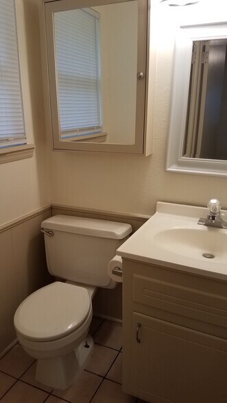 Half bath - 406 Gayclifee Terrace