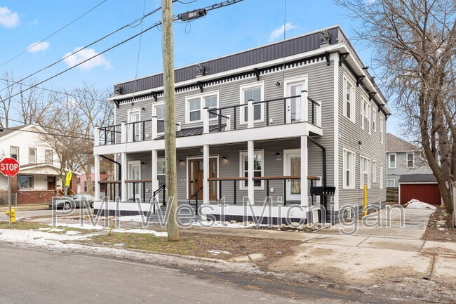 Building Photo - 800 Douglas St NW