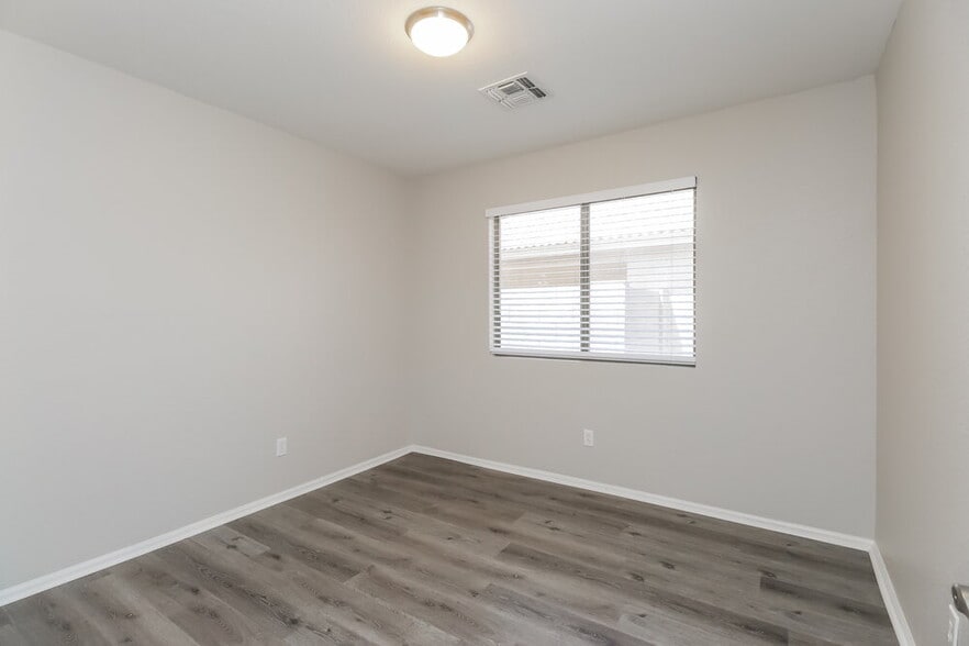 Building Photo - 1427 E Vernoa St