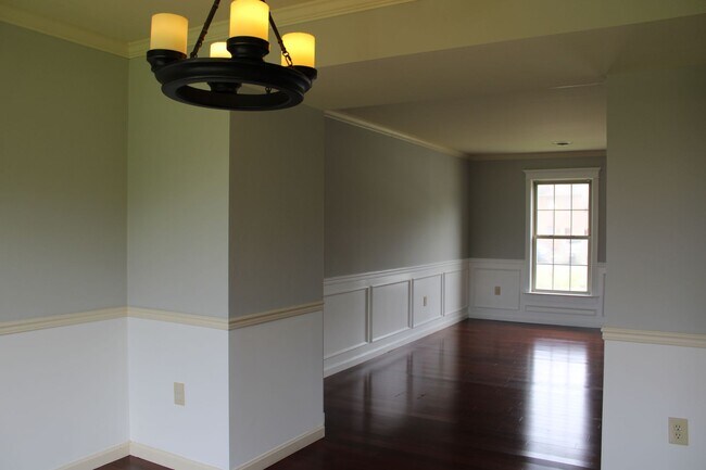 Building Photo - Town Home