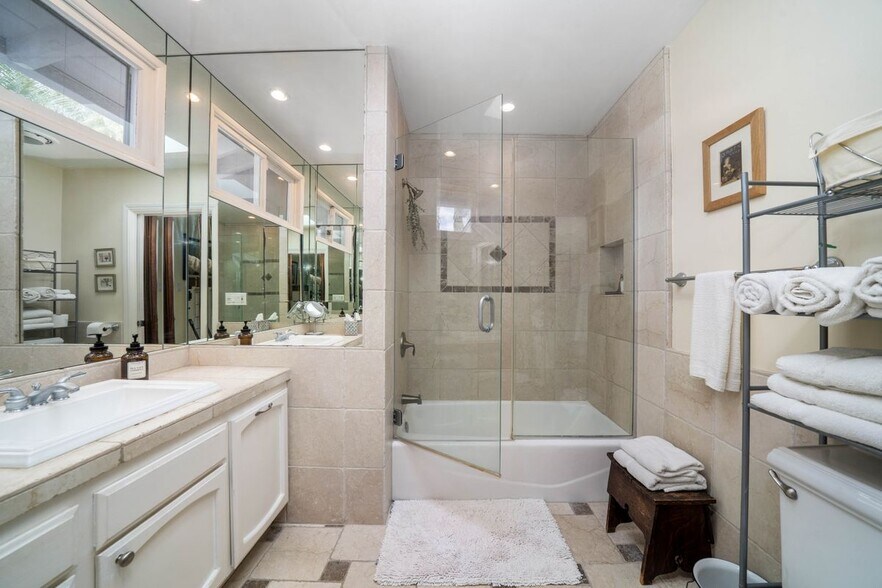 Building Photo - 4571 Canoga Dr