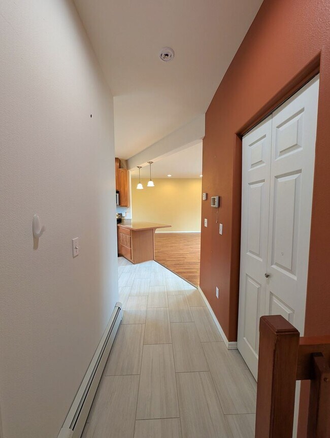 Building Photo - Unfurnished, 3Bd/2.5Ba Townhome, Long Term...