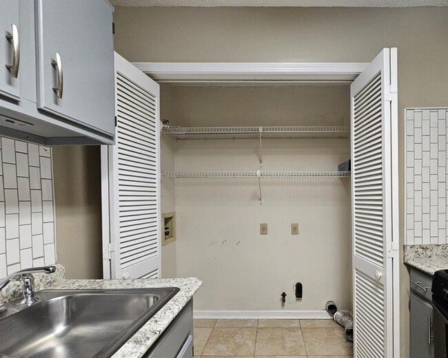 Building Photo - 597 Emory Oaks Way