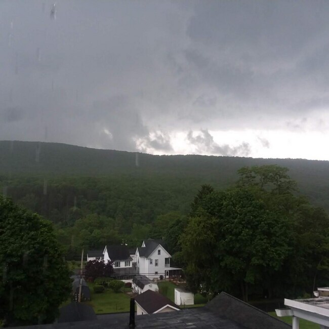 Building Photo - 628 Center St