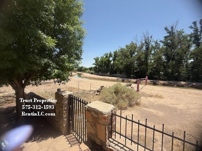 Building Photo - Large Duplex that backs to parks
