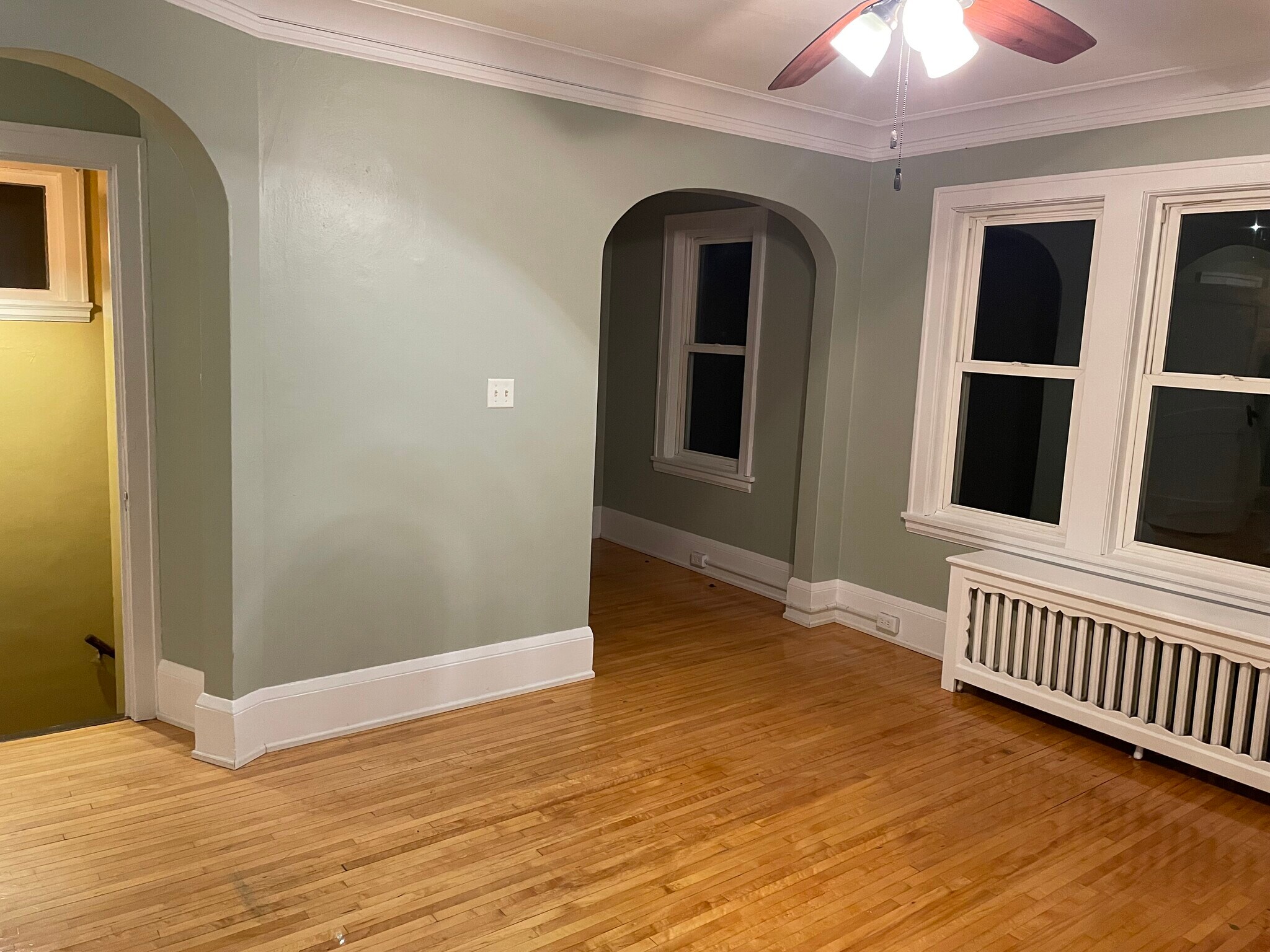 Building Photo - 320 E 5th St