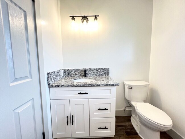 Building Photo - Newly Remodeled 3 Bedroom/2.5 Bathroom Hou...