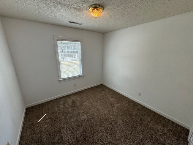 Building Photo - 3 bedroom house