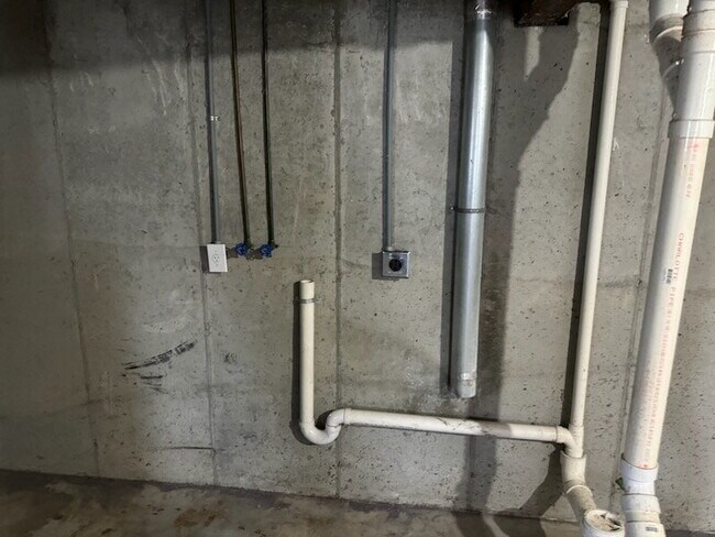 Building Photo - Charming 3 Bedroom Duplex