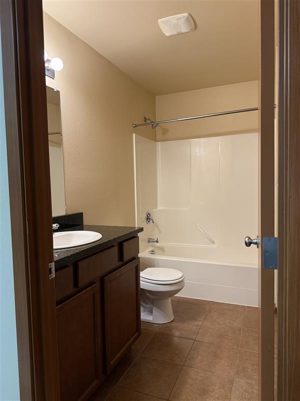 Bathroom 1 upstairs - 1422 Lincoln St