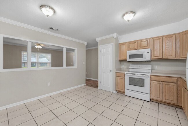 Building Photo - Charming 3 Bedroom Home in Pine Meadows – Prime Fort Walton Beach Location