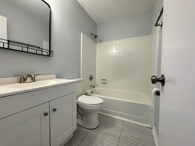 Building Photo - 3 Bedroom, 2.5 Bathroom Townhouse in Greensboro, NC!
