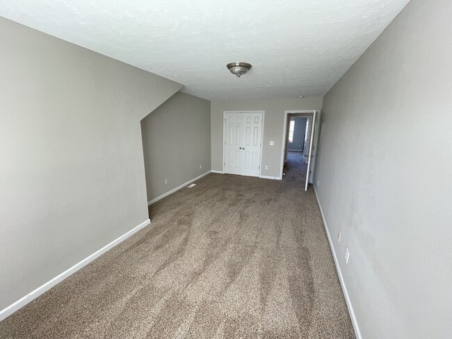 Building Photo - Woodland Pointe 3 bedroom condo w/ 1 car g...