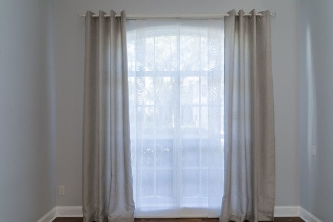 Building Photo - Beautiful 4/2 home Located on a tree lined street in the gate of country club community of the Hu...