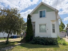 Building Photo - 4 Bedroom House in Oshkosh