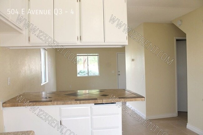 Building Photo - 504 E Ave Q3