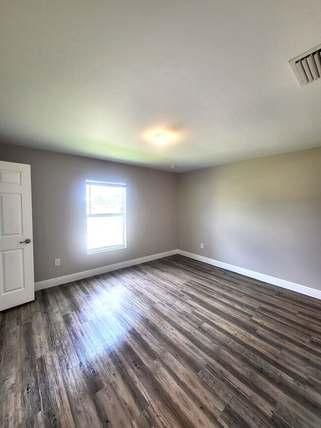 Building Photo - 5012 Dolphin Ct