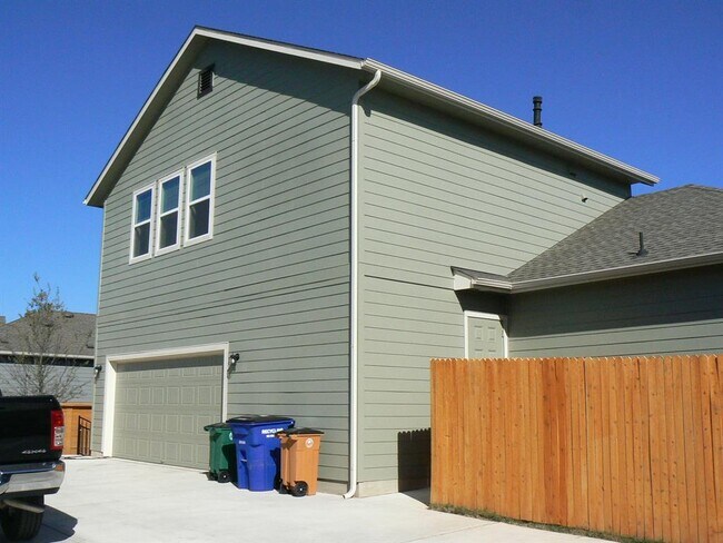 Building Photo - 7800 Hillock Terrace
