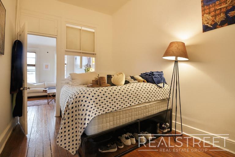 Building Photo - Spacious 1.5 BED in Bushwick/East Williams...