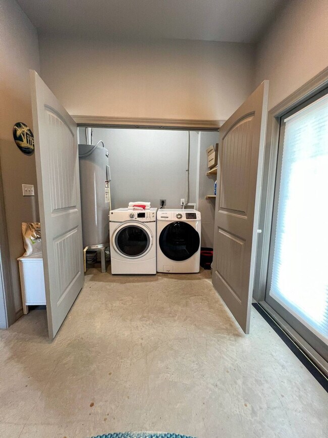 Building Photo - 4037 Summit Dr