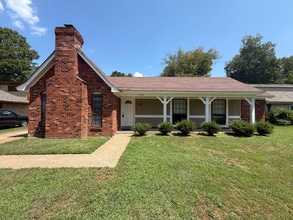 Building Photo - Charming 3BR/2BA Bartlett Area Home | Soaring High Ceilings, Brick Fireplace & Fenced Yard