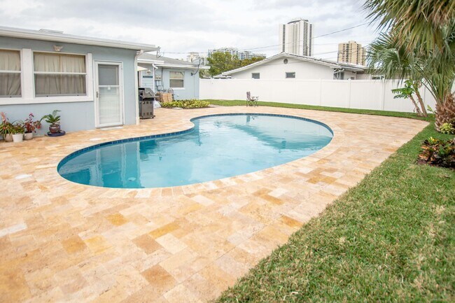 Building Photo - 1165 Cabana Rd