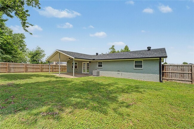 Building Photo - 1404 W Pine St