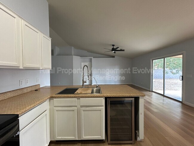 Building Photo - 4926 E Whitehall Dr