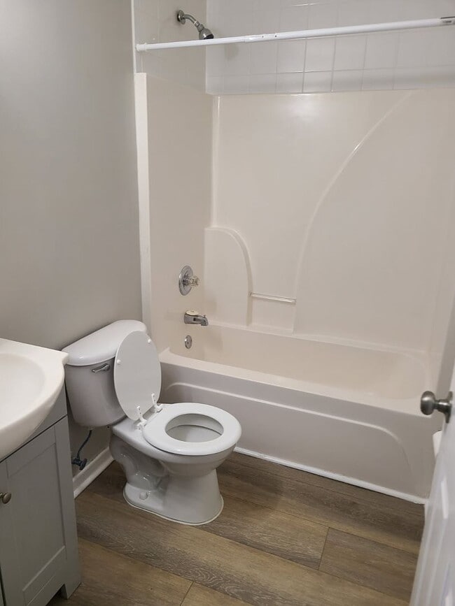 Building Photo - Rent ready 4 bedroom/ 2 bathroom