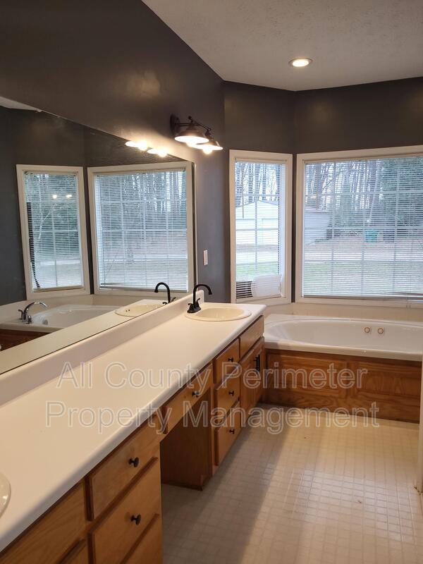 Building Photo - 653 Glenn Gee Rd