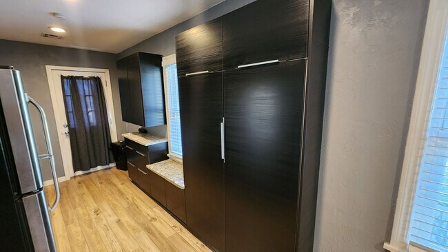 Building Photo - Beautiful 2 bedroom house with granite and central heat and air